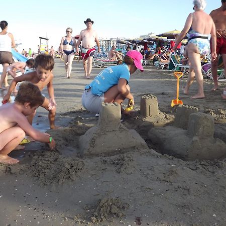 Hotel Atmosfere Beach Cesenatico Exteriör bild